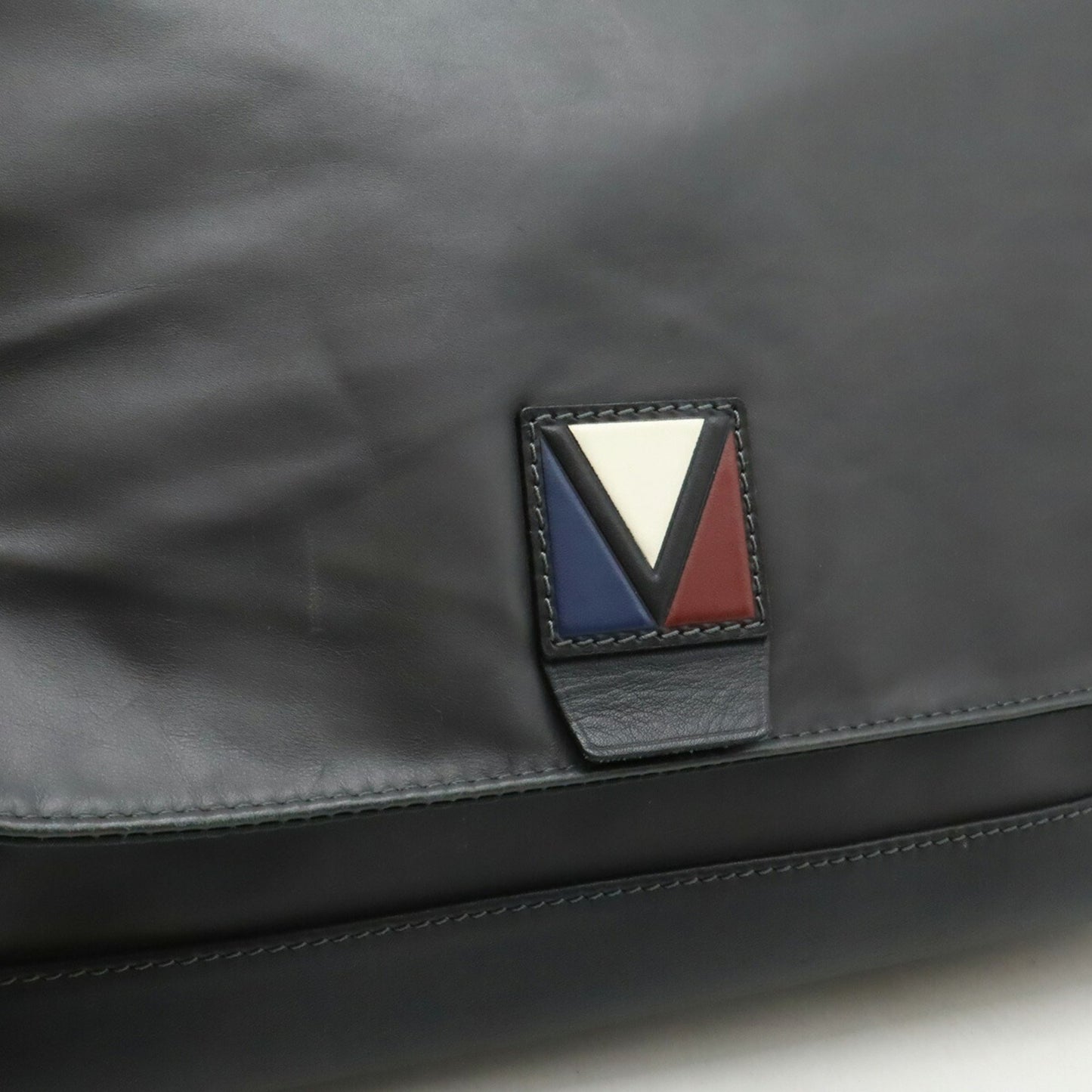 Louis Vuitton V Line Cross