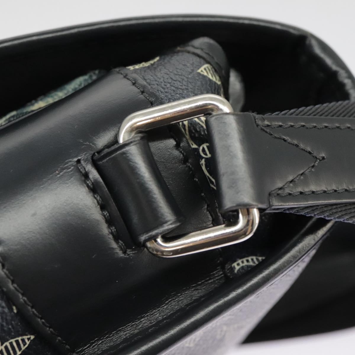 Louis Vuitton Messenger