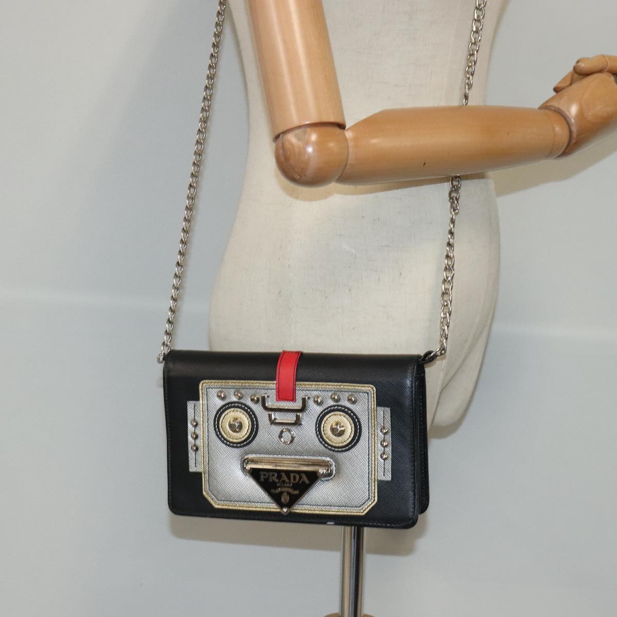 Prada Robot